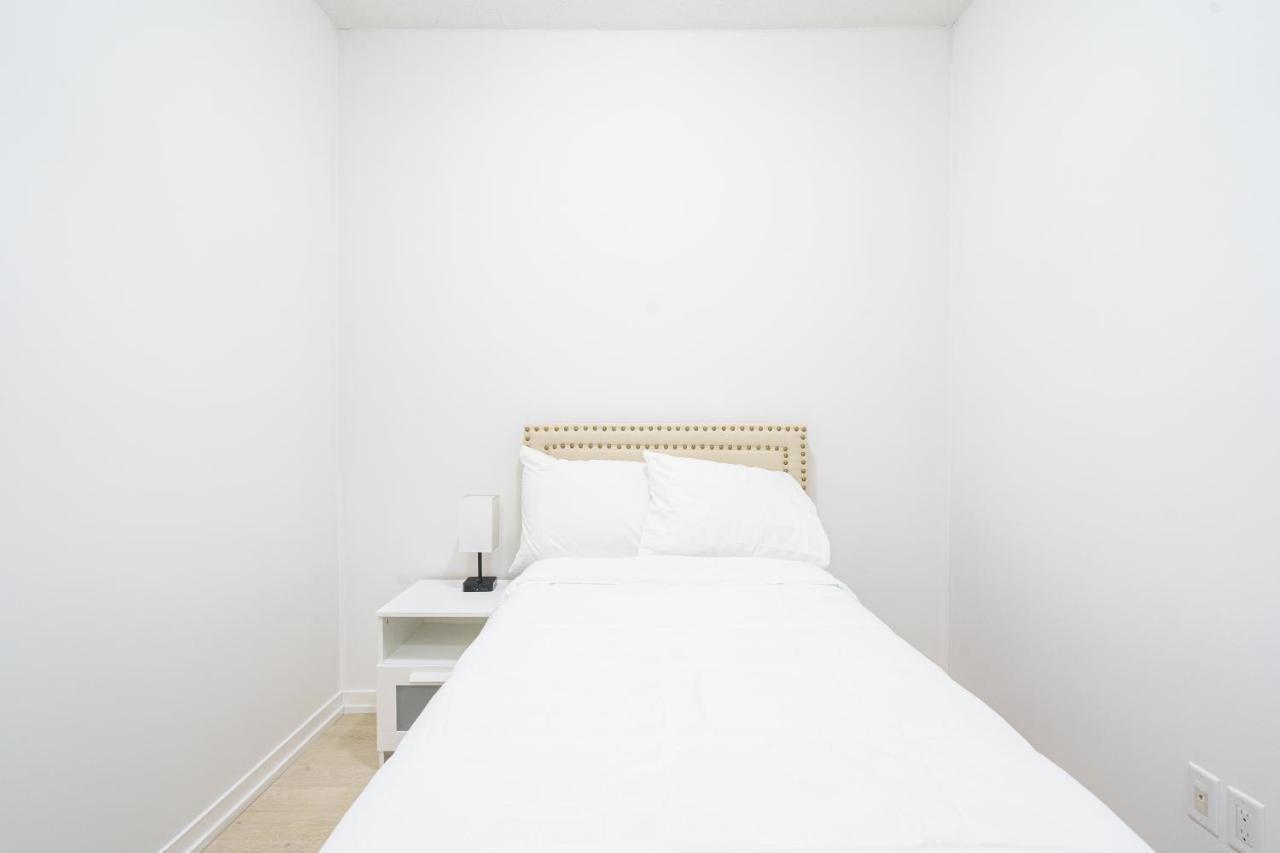 Apartment Spectacular 2bdrm In Maple Leaf Sq Toronto