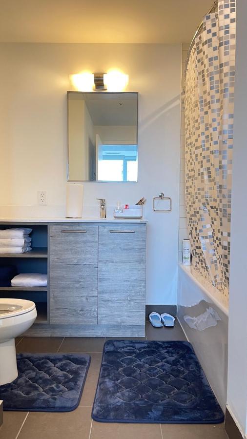 Exquisite By Exhibition Place Downtown Apartment