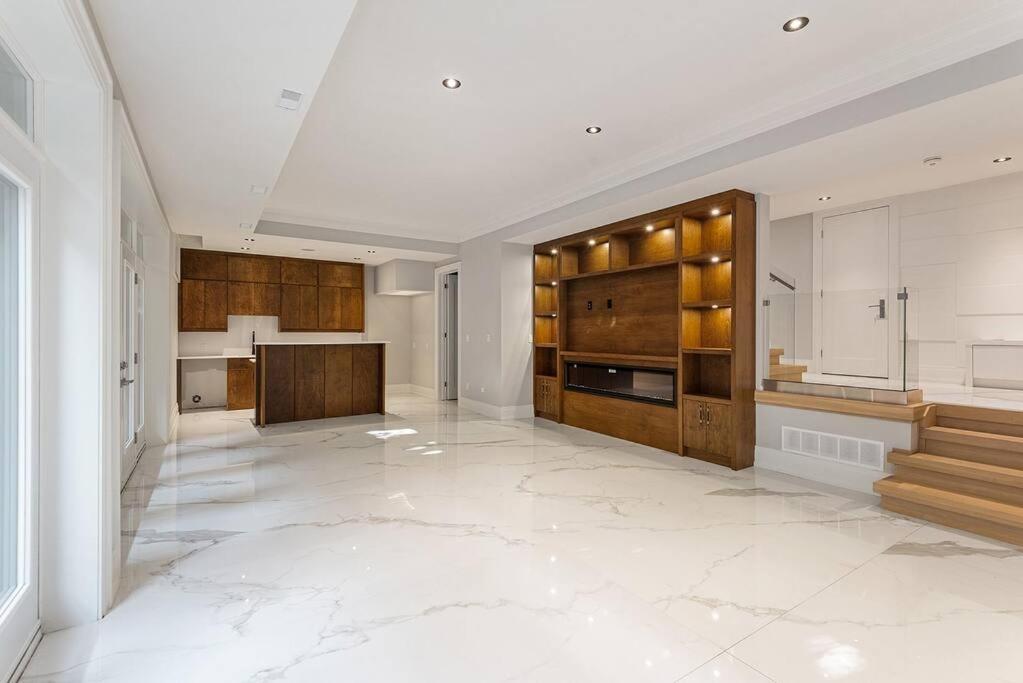 Luxury 6 Bedrooms With Spacious Indoor
