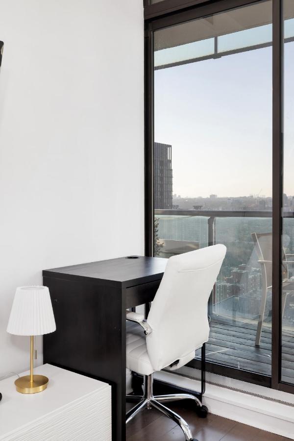 Luxury Executive Yorkville Apartment *