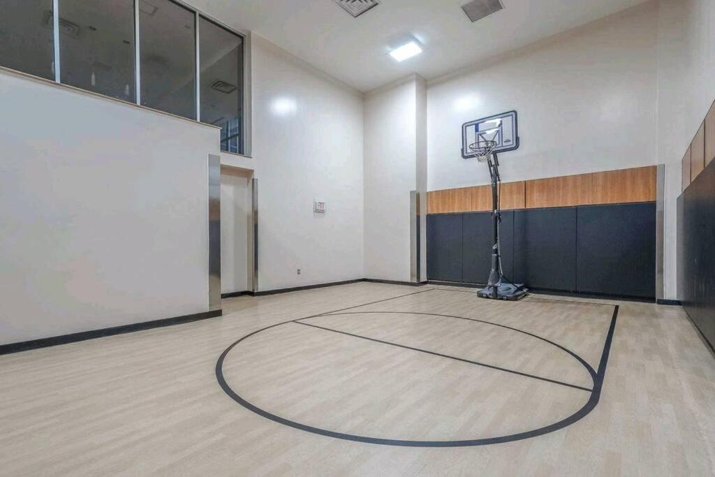 Apartment Unobstructed Cn Tower View In Every With Balcony & Parking