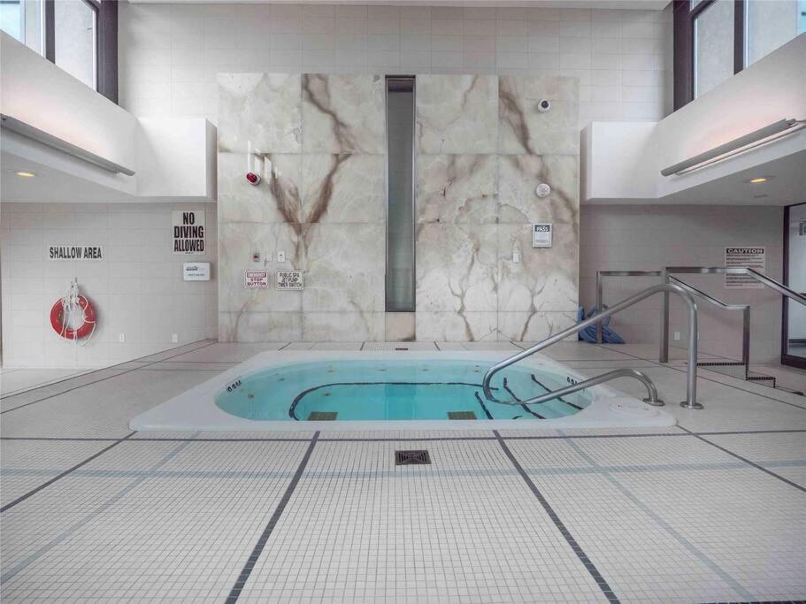Lakeview In Downtown With Free Parking. * Toronto