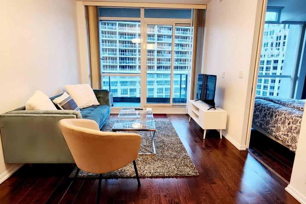 Lakeview In Downtown With Free Parking. * Toronto