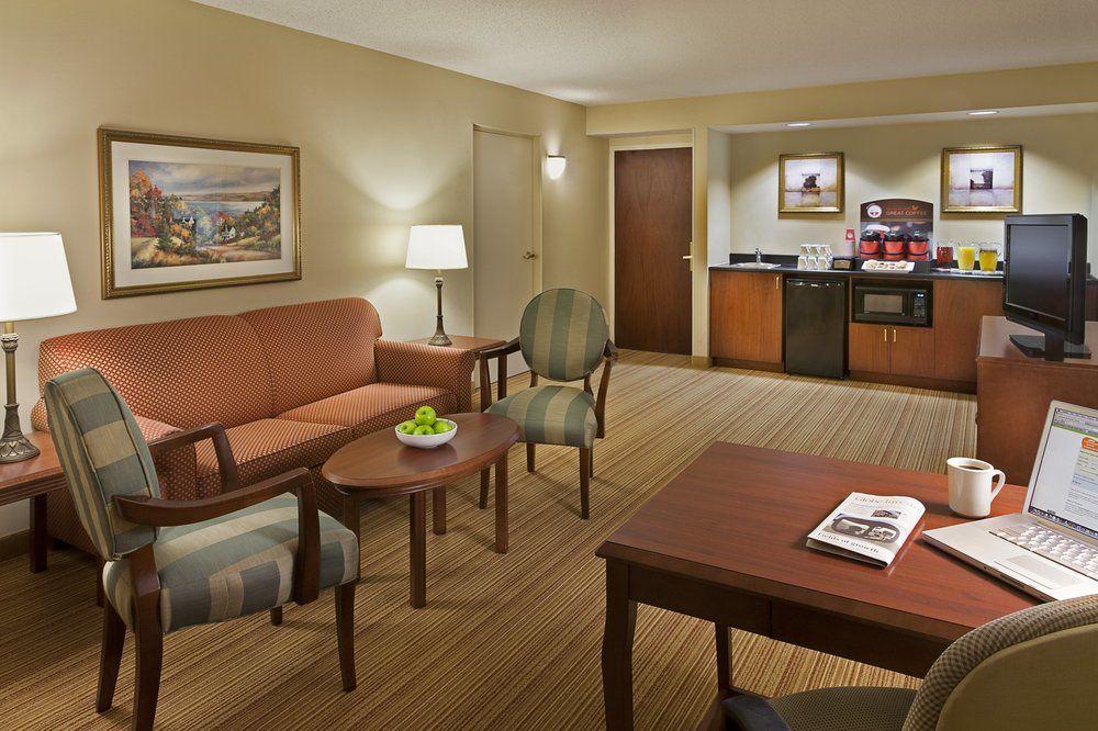 Courtyard By Marriott Airport