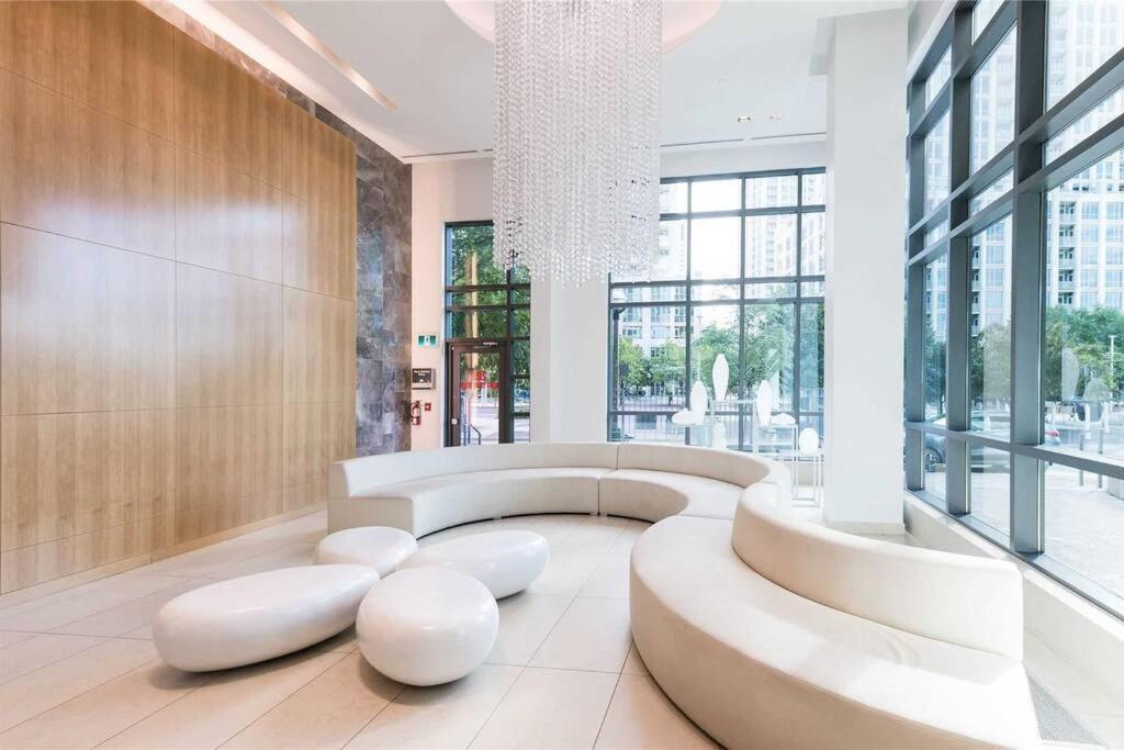 Lakeview In Downtown With Free Parking. Apartment