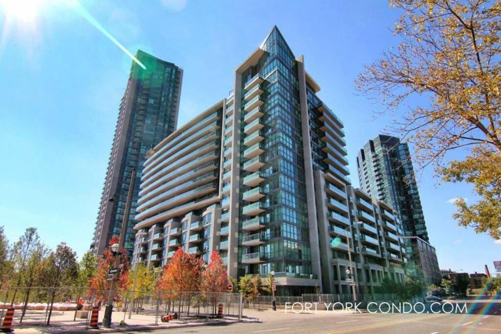 Lakeview In Downtown With Free Parking. Toronto