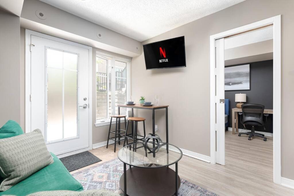 Apartment Lakeside Haven: Cozy Townhome In Liberty Village! *