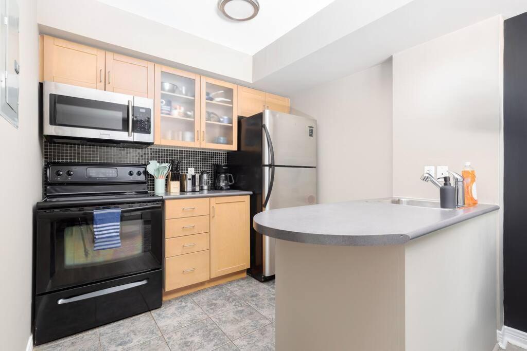 Lakeside Haven: Cozy Townhome In Liberty Village! *