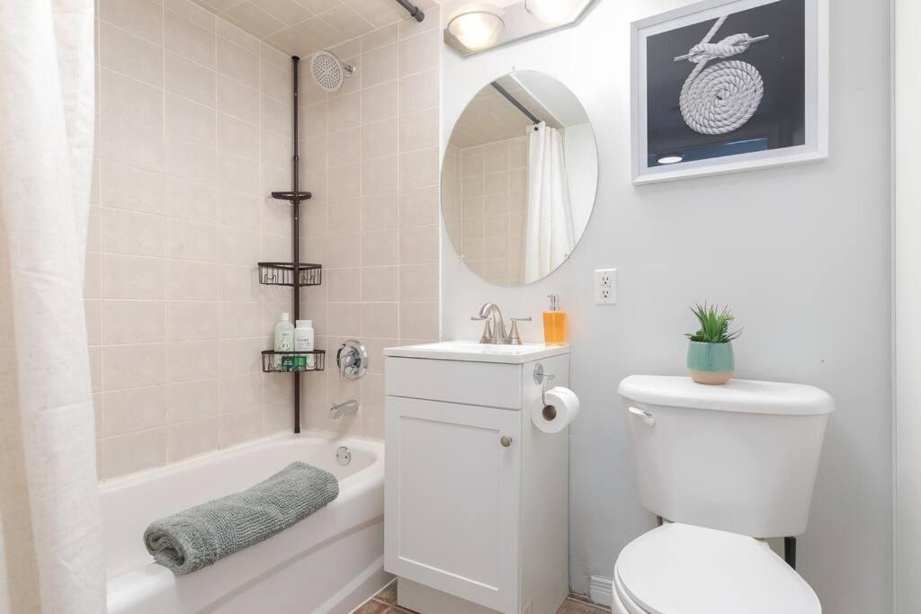 Lakeside Haven: Cozy Townhome In Liberty Village! Apartment *