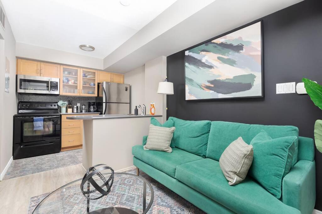 Apartment Lakeside Haven: Cozy Townhome In Liberty Village! Toronto