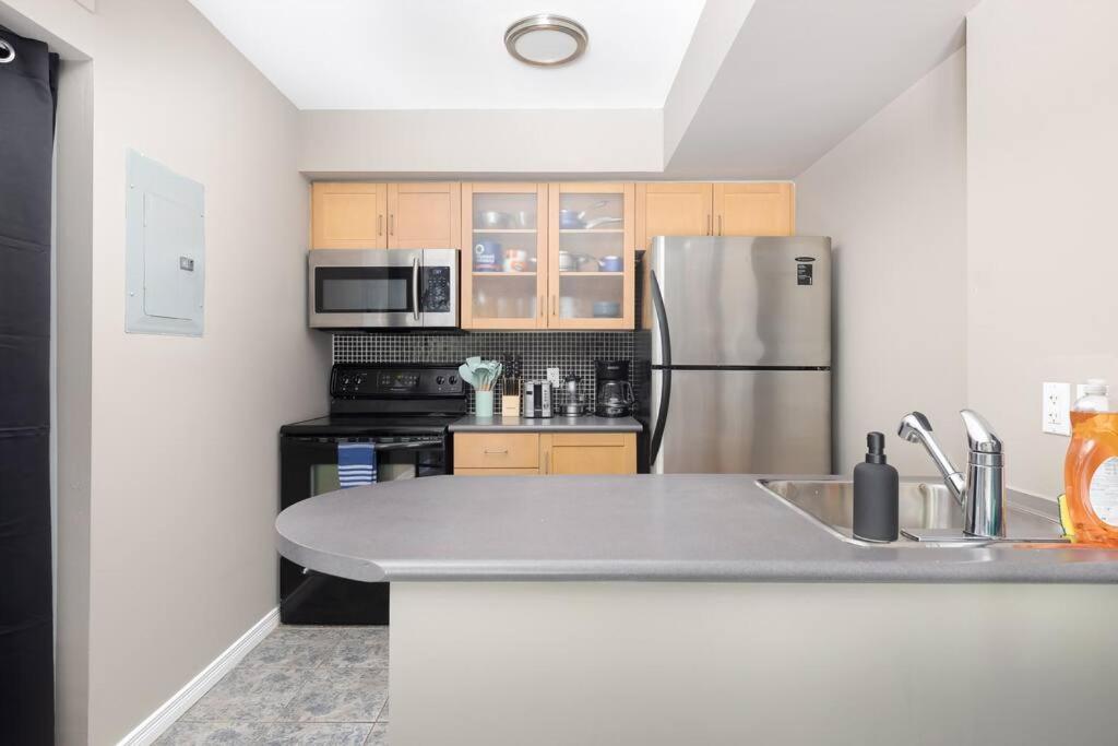 Lakeside Haven: Cozy Townhome In Liberty Village! *