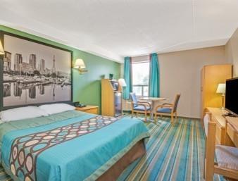 Super 8 By Wyndham East On