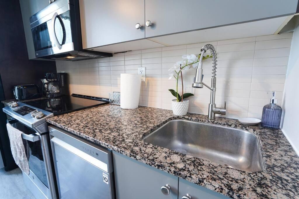 1504 Brand New Location 1br Den With Amazing View Apartment *