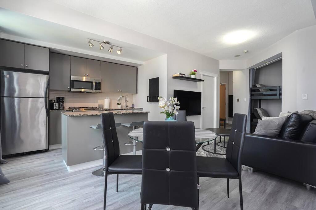 1504 Brand New Location 1br Den With Amazing View *