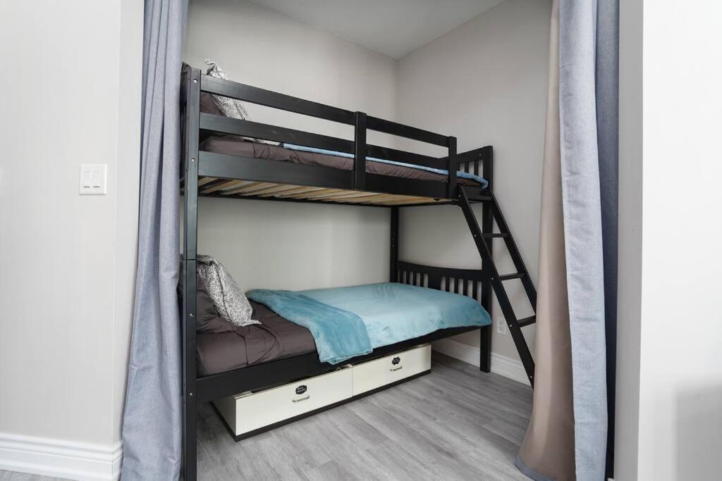 1504 Brand New Location 1br Den With Amazing View