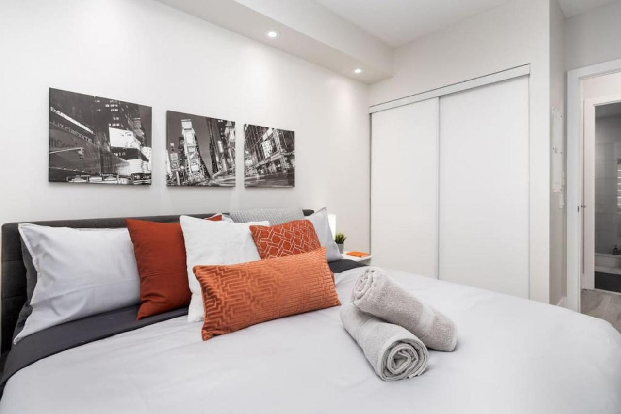 Luxury Cn Tower View King Bed Balcony Free Park Holiday home *