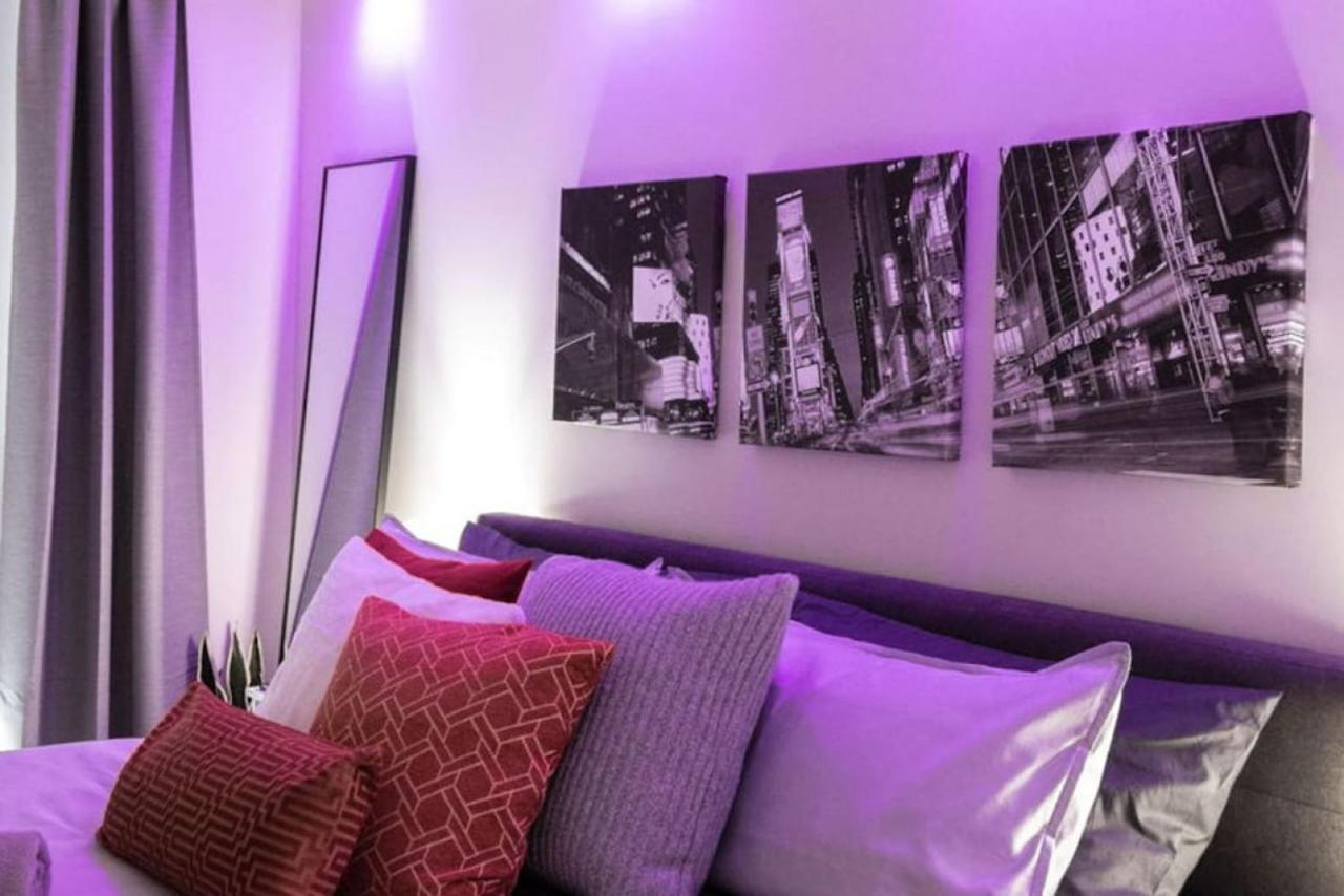 Luxury Cn Tower View King Bed Balcony Free Park Holiday home Toronto