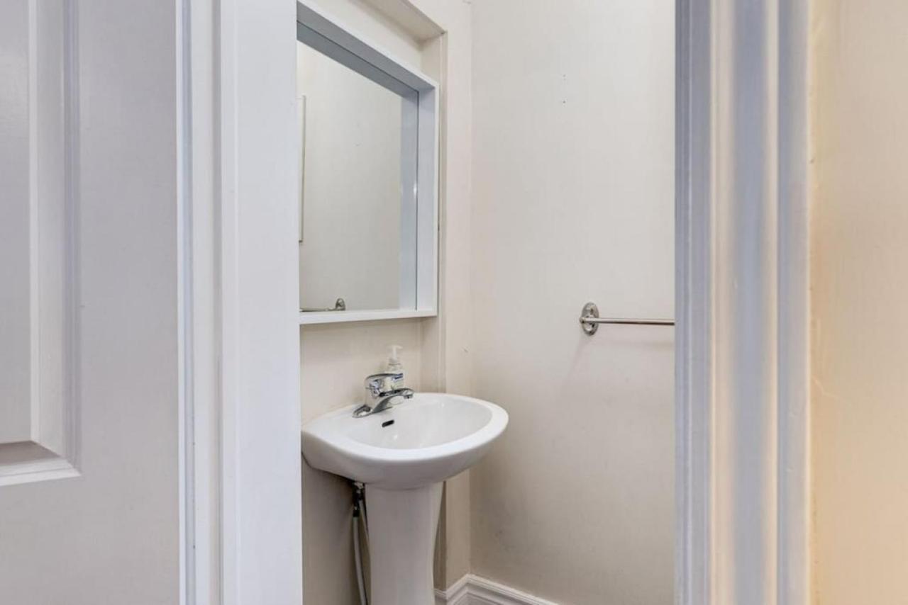 3br Casa Close To Woodbine With Deck Area And Wfh *