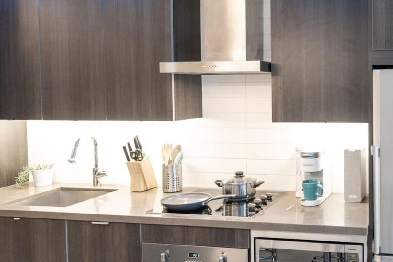 Luxury Cn Tower View King Bed Balcony Free Park Holiday home Toronto