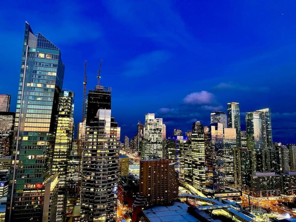 Luxury Cn Tower View King Bed Balcony Free Park Holiday home Toronto
