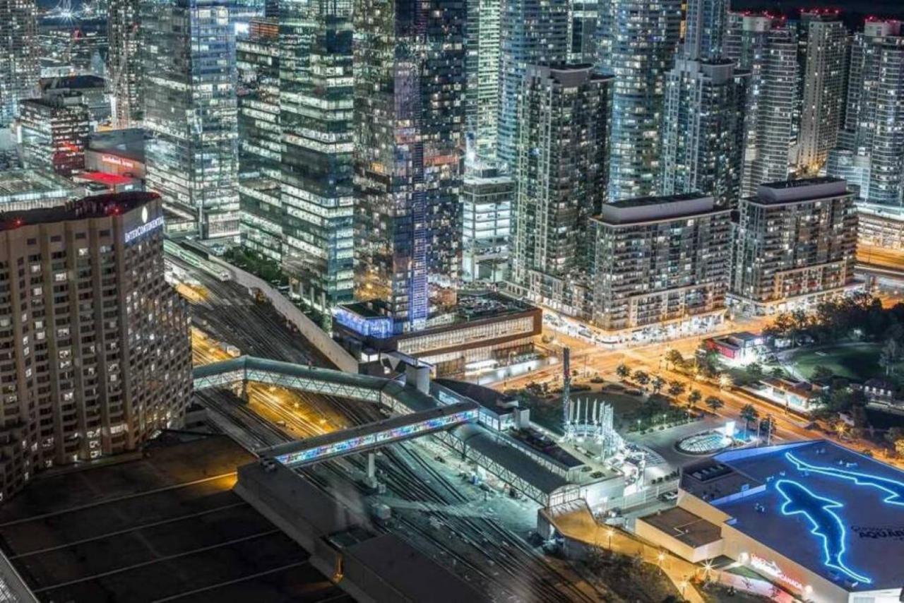 Luxury Cn Tower View King Bed Balcony Free Park Holiday home Toronto