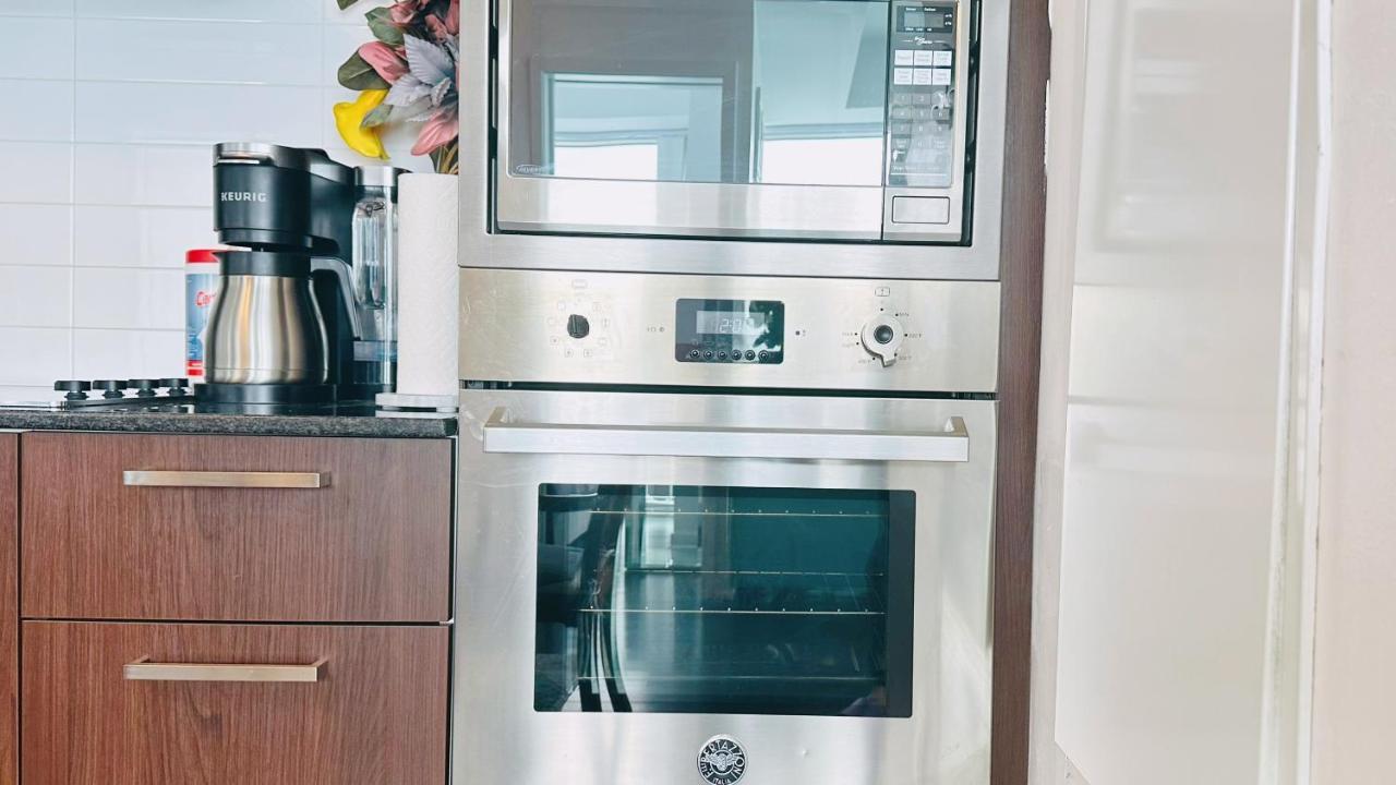 Superior 49th Floor 3 Bedroom With Cn Tower And View Toronto