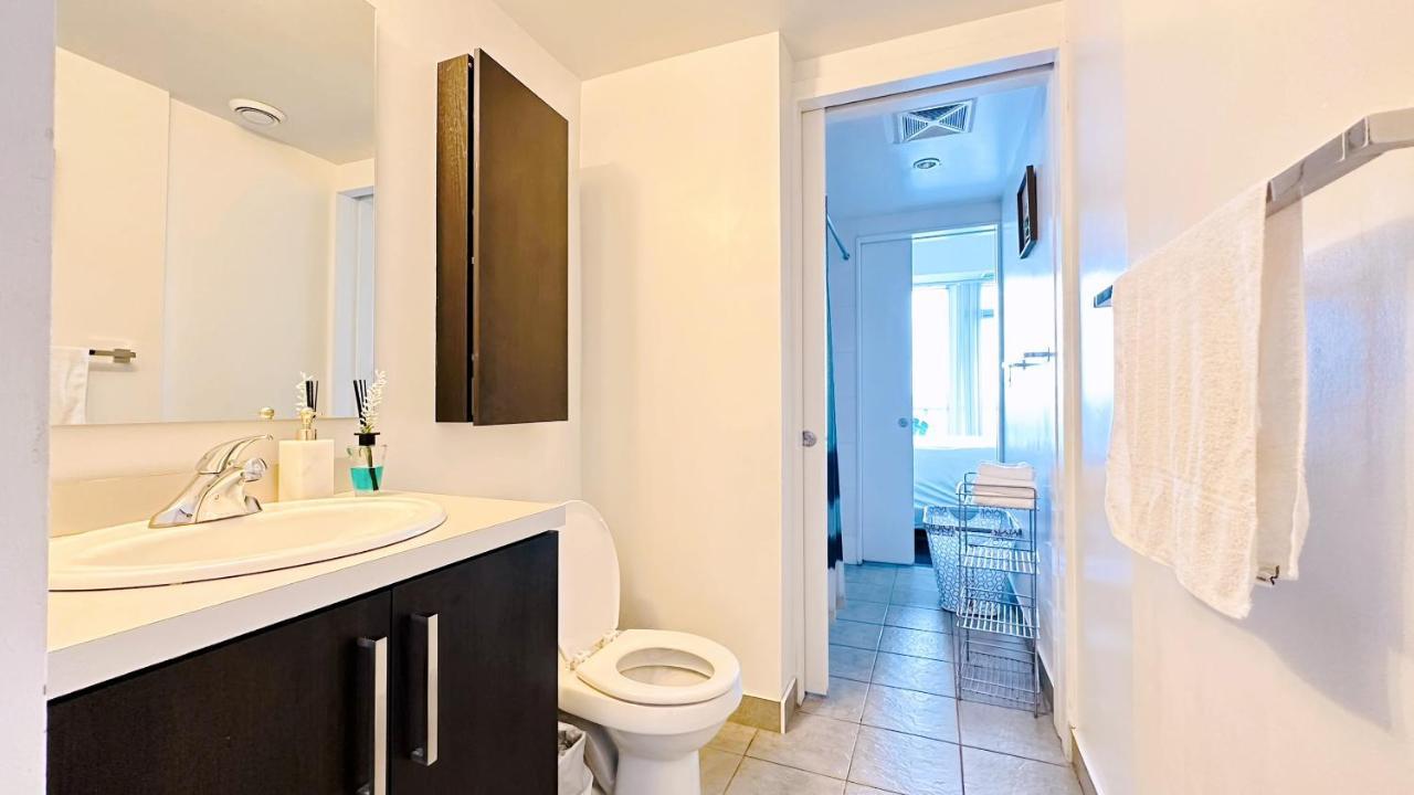 Superior 49th Floor 3 Bedroom With Cn Tower And View * Toronto
