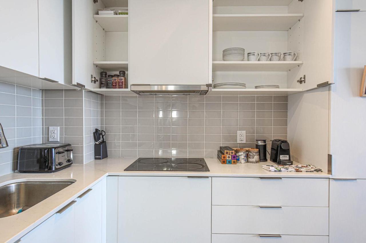 Luxury View In Downtown 3 Bedroom 2.5 Bathroom 1 Parking Apartment Toronto