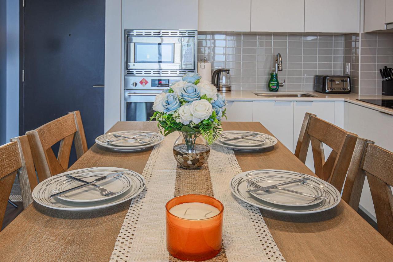 Apartment Luxury View In Downtown 3 Bedroom 2.5 Bathroom 1 Parking Toronto