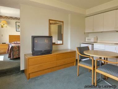 Hotel Super 8 By Wyndham East On Toronto