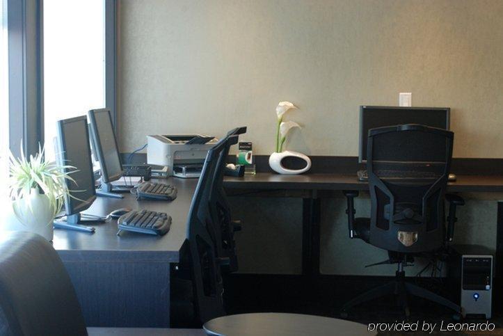 Sandman Signature Airport Hotel
