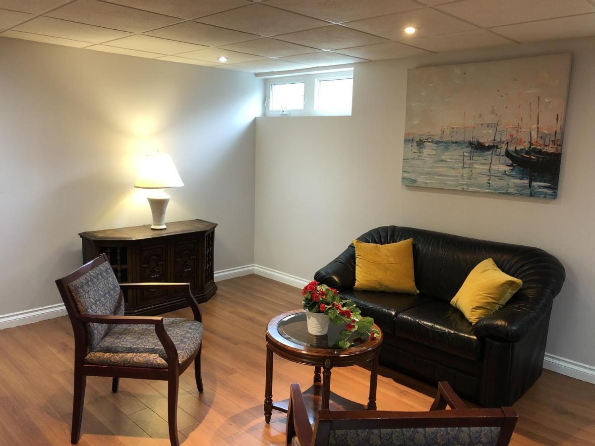 Peaceful Cosy With Garden View, Private Parking * Toronto