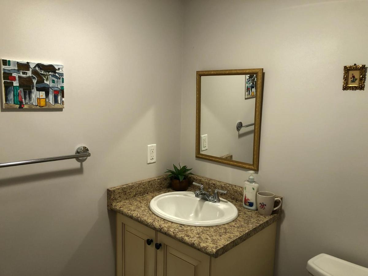Peaceful Cosy With Garden View, Private Parking * Toronto