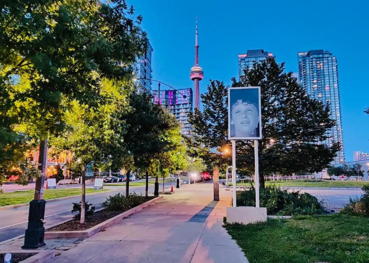 Beautiful By Cn Tower Toronto