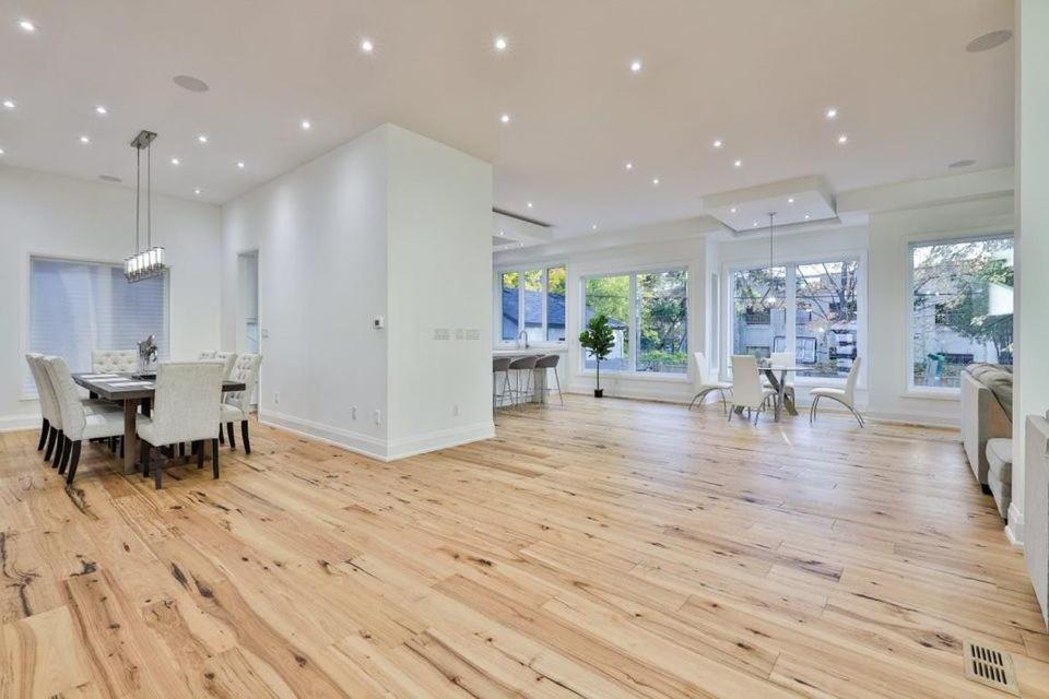 Executive In Next To Yorkdale Shopping Centre *