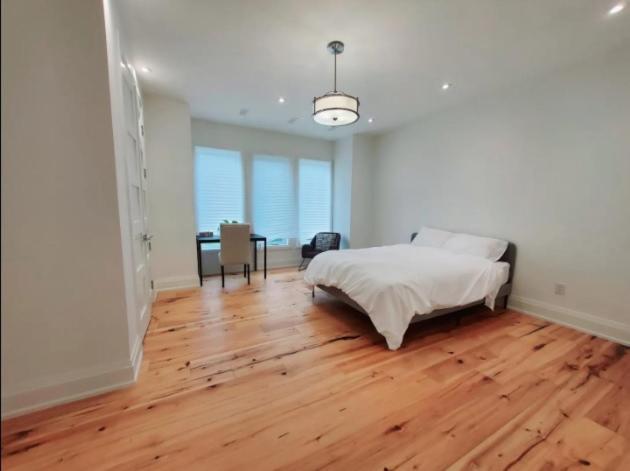 Homestay Executive In Next To Yorkdale Shopping Centre