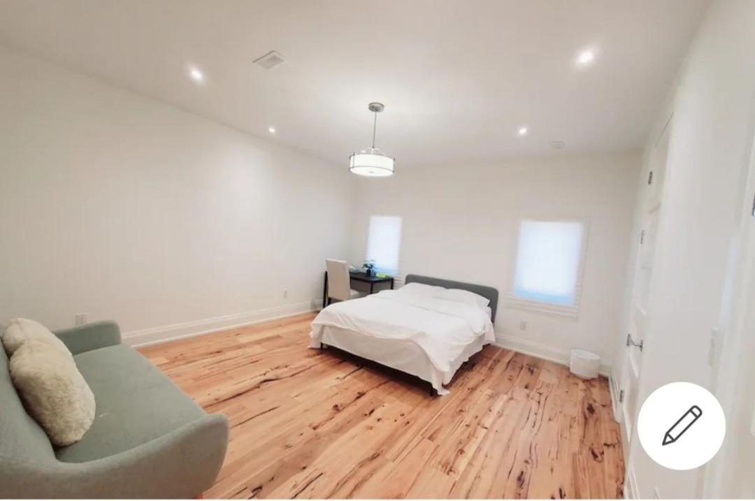 Executive In Next To Yorkdale Shopping Centre