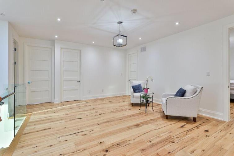 Homestay Executive In Next To Yorkdale Shopping Centre Toronto
