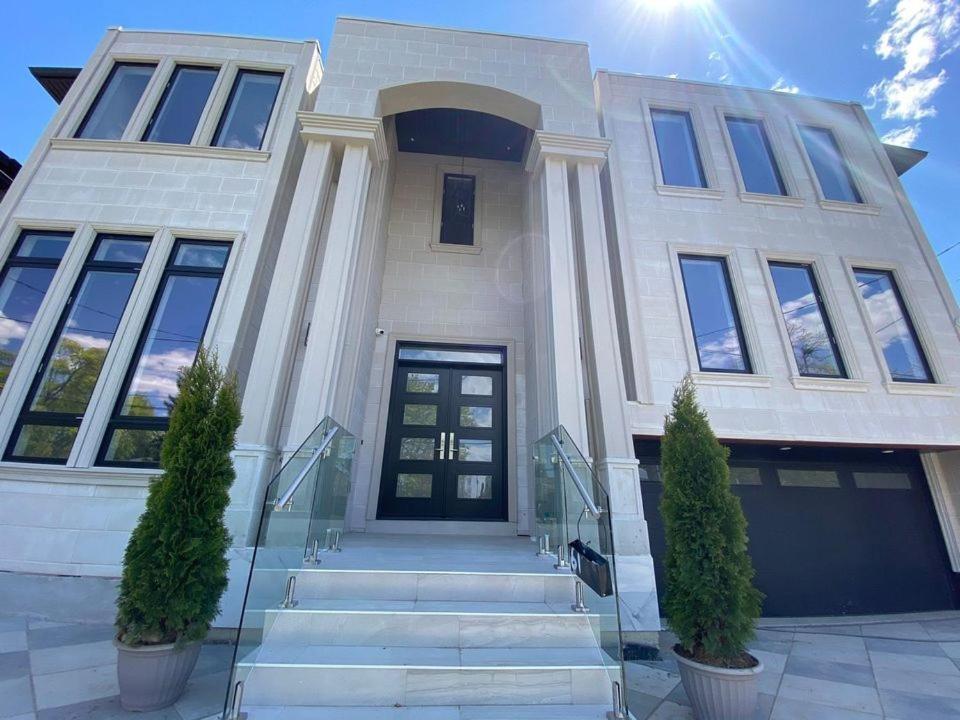 Executive In Next To Yorkdale Shopping Centre