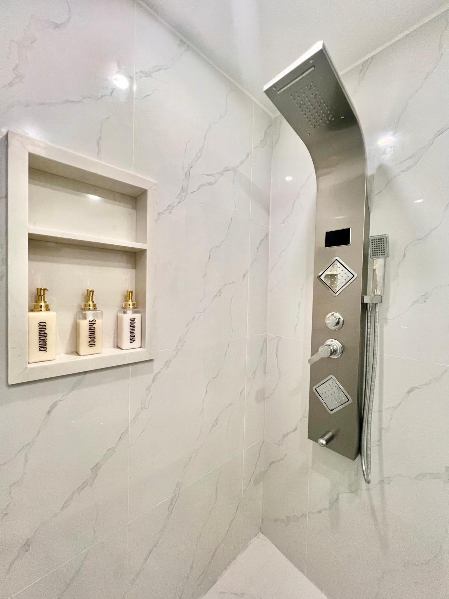 Newly Renovated Detached Near Finch Subway Station Homestay