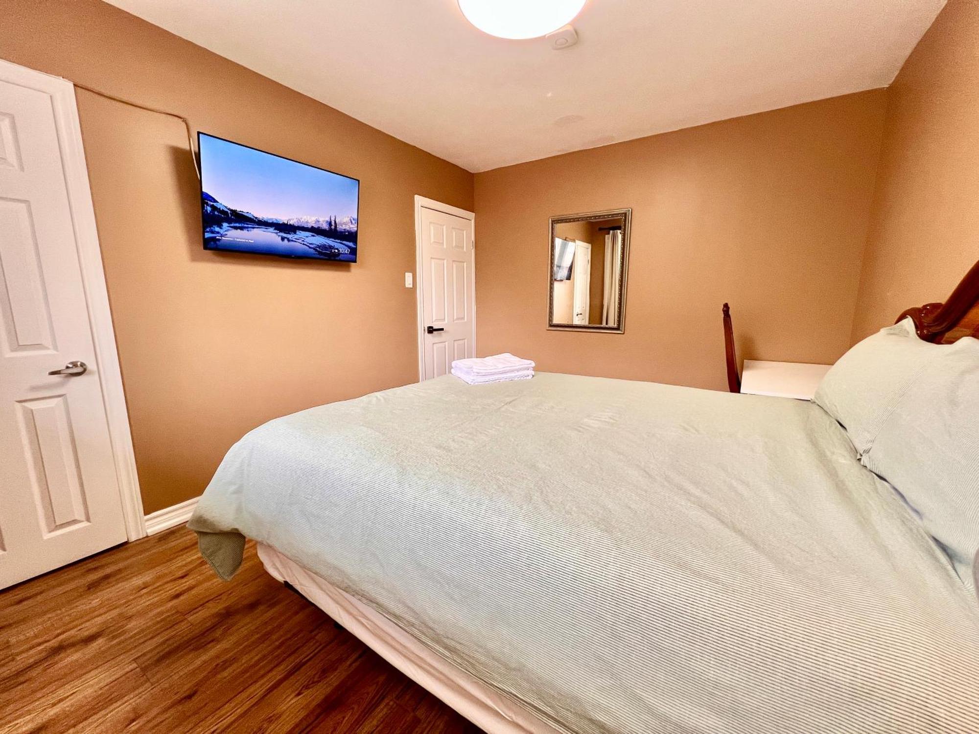 Newly Renovated Detached Near Finch Subway Station Homestay Toronto