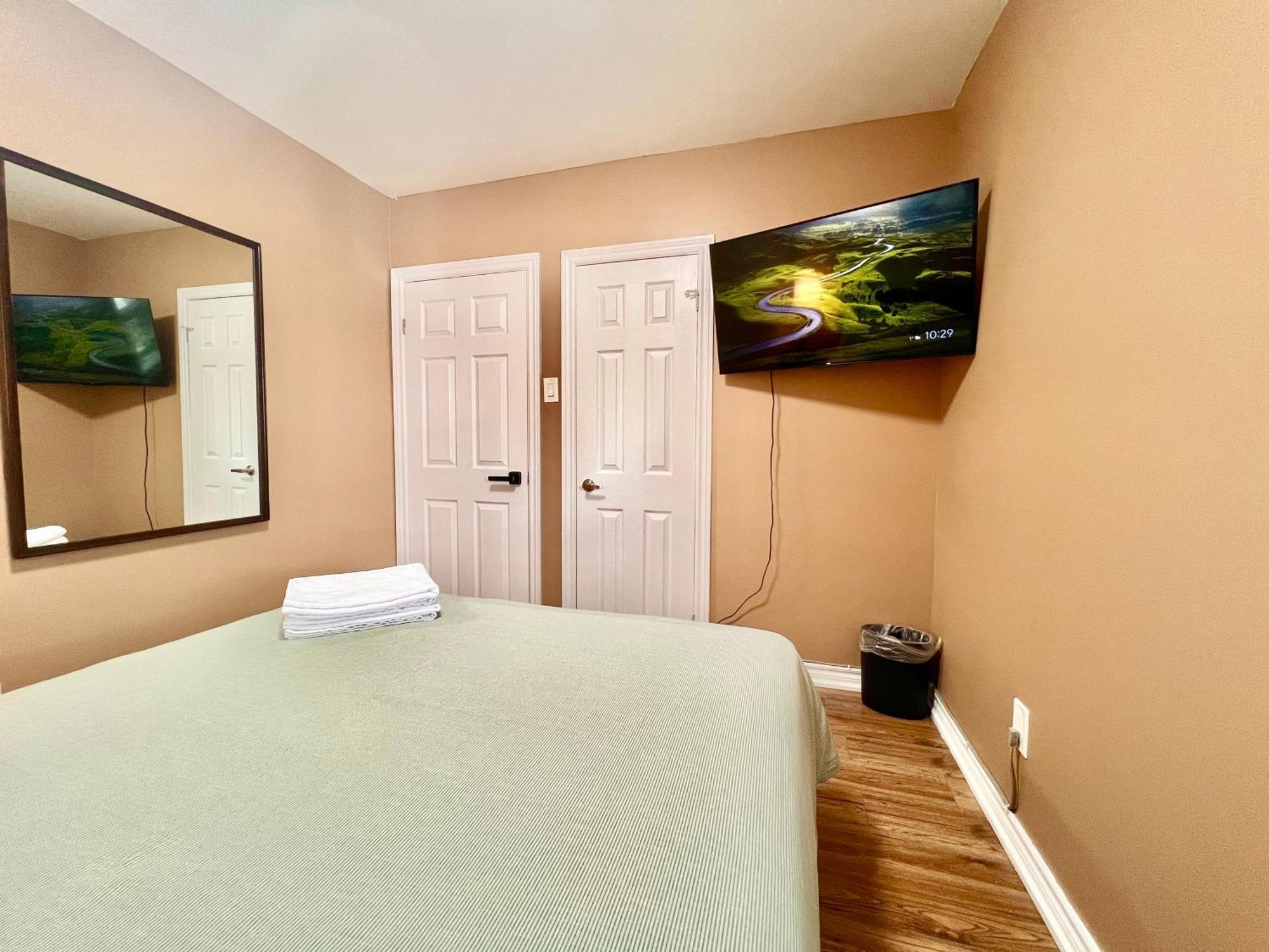 Newly Renovated Detached Near Finch Subway Station Homestay