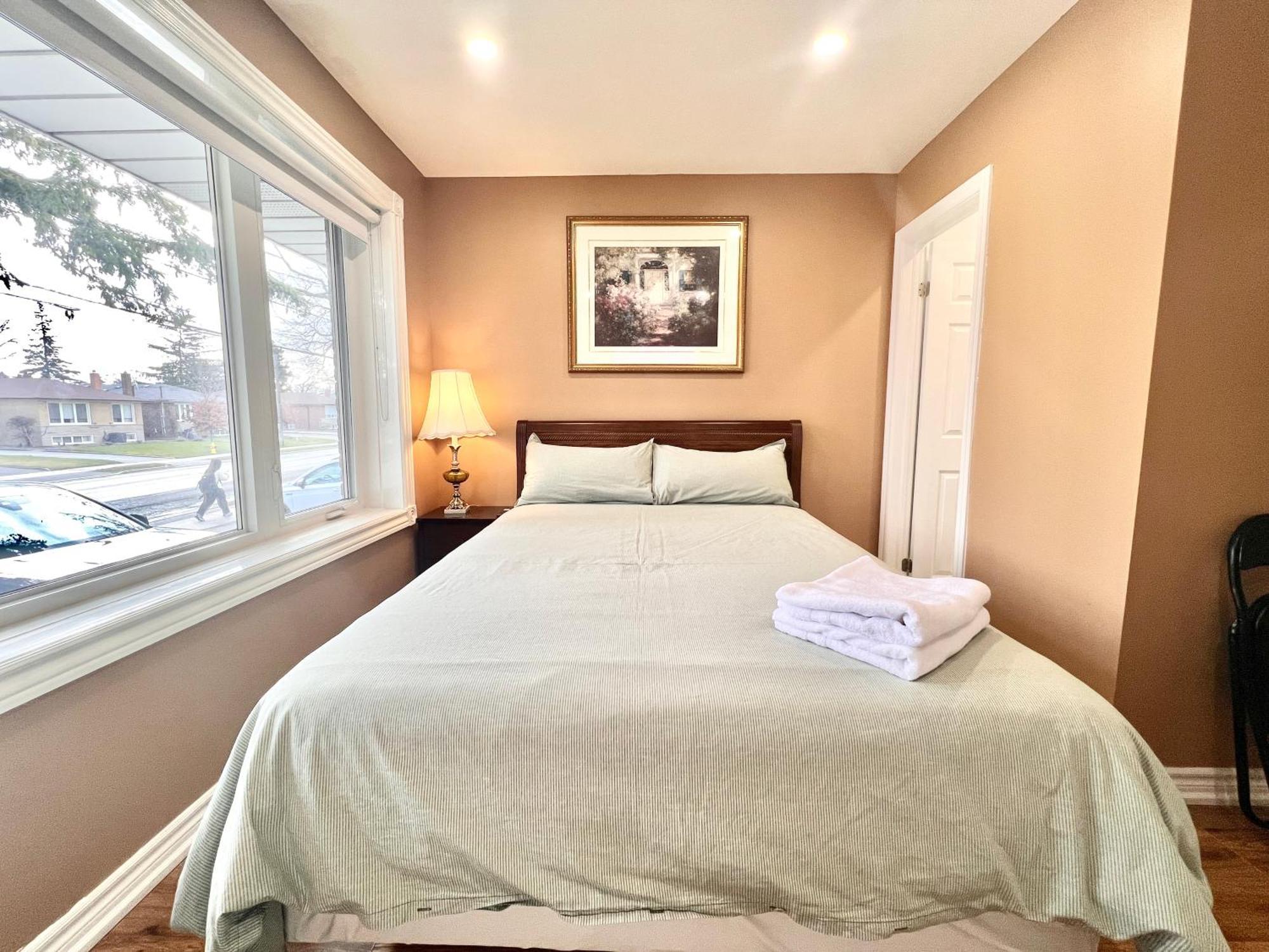 Homestay Newly Renovated Detached Near Finch Subway Station Toronto