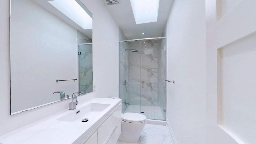 Executive In Next To Yorkdale Shopping Centre Toronto