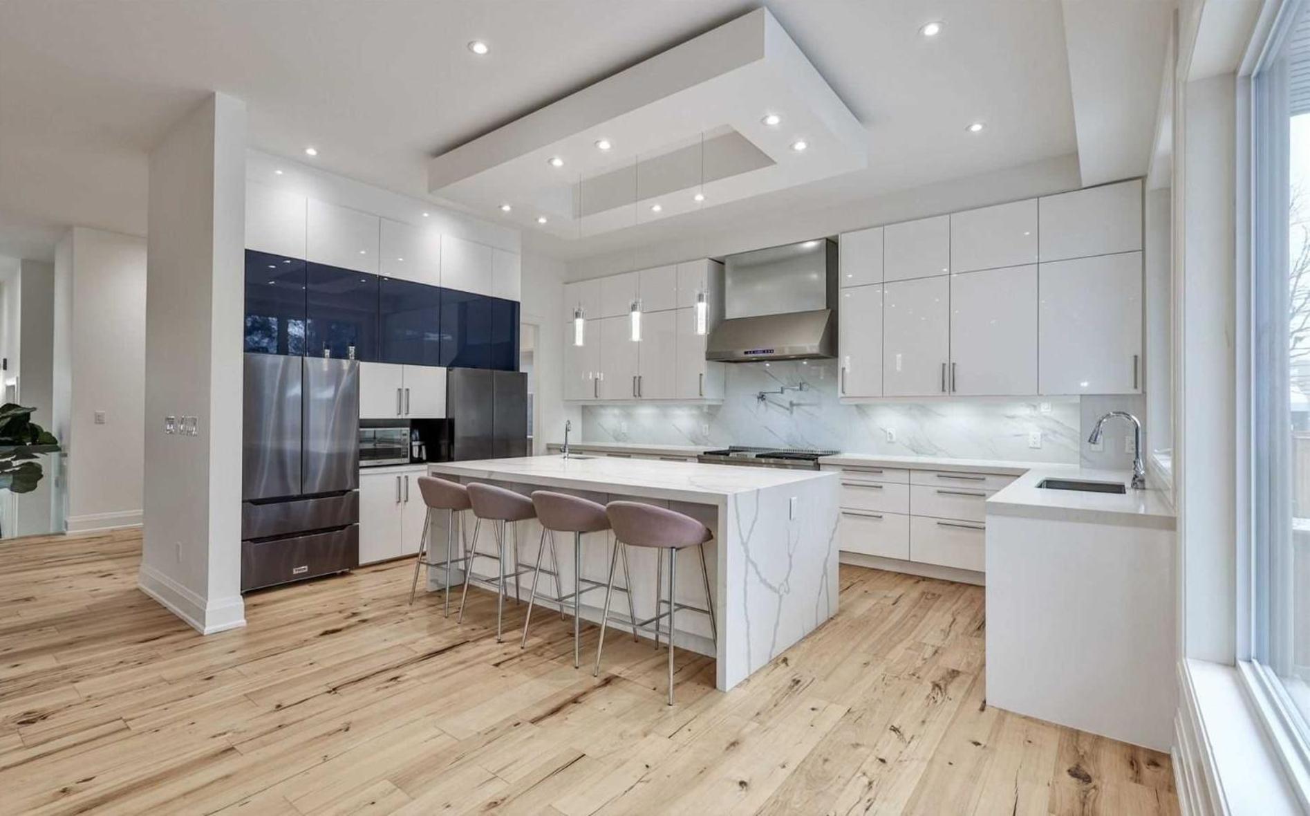 Homestay Executive In Next To Yorkdale Shopping Centre *
