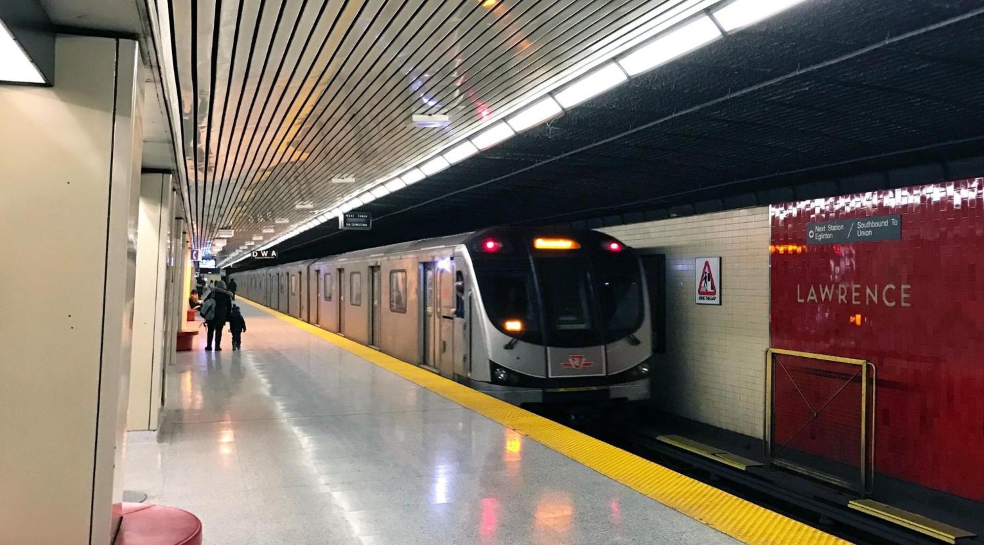 Executive In Next To Yorkdale Shopping Centre Homestay *