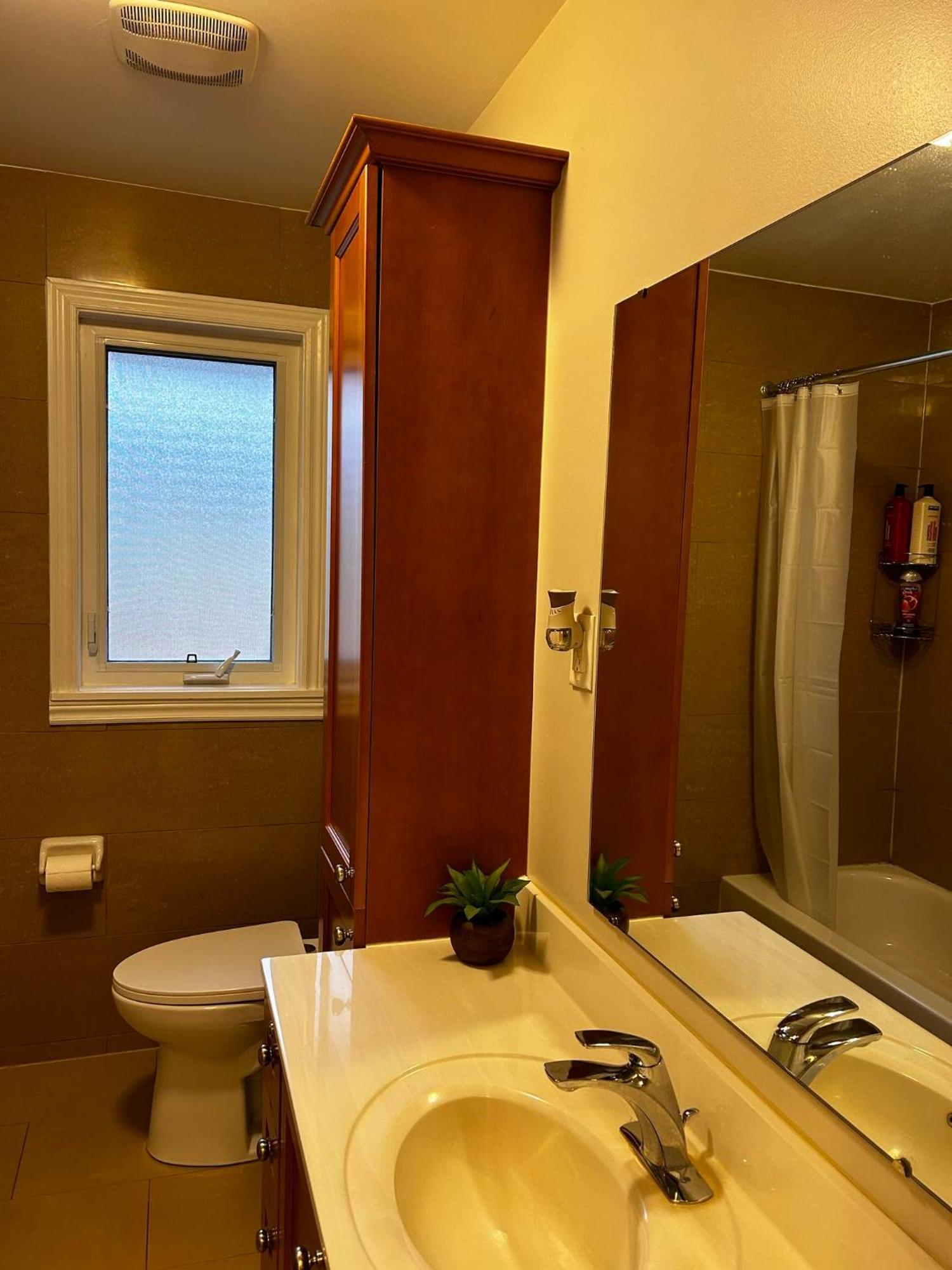 Guest house Peaceful Cosy With Garden View, Private Parking Toronto