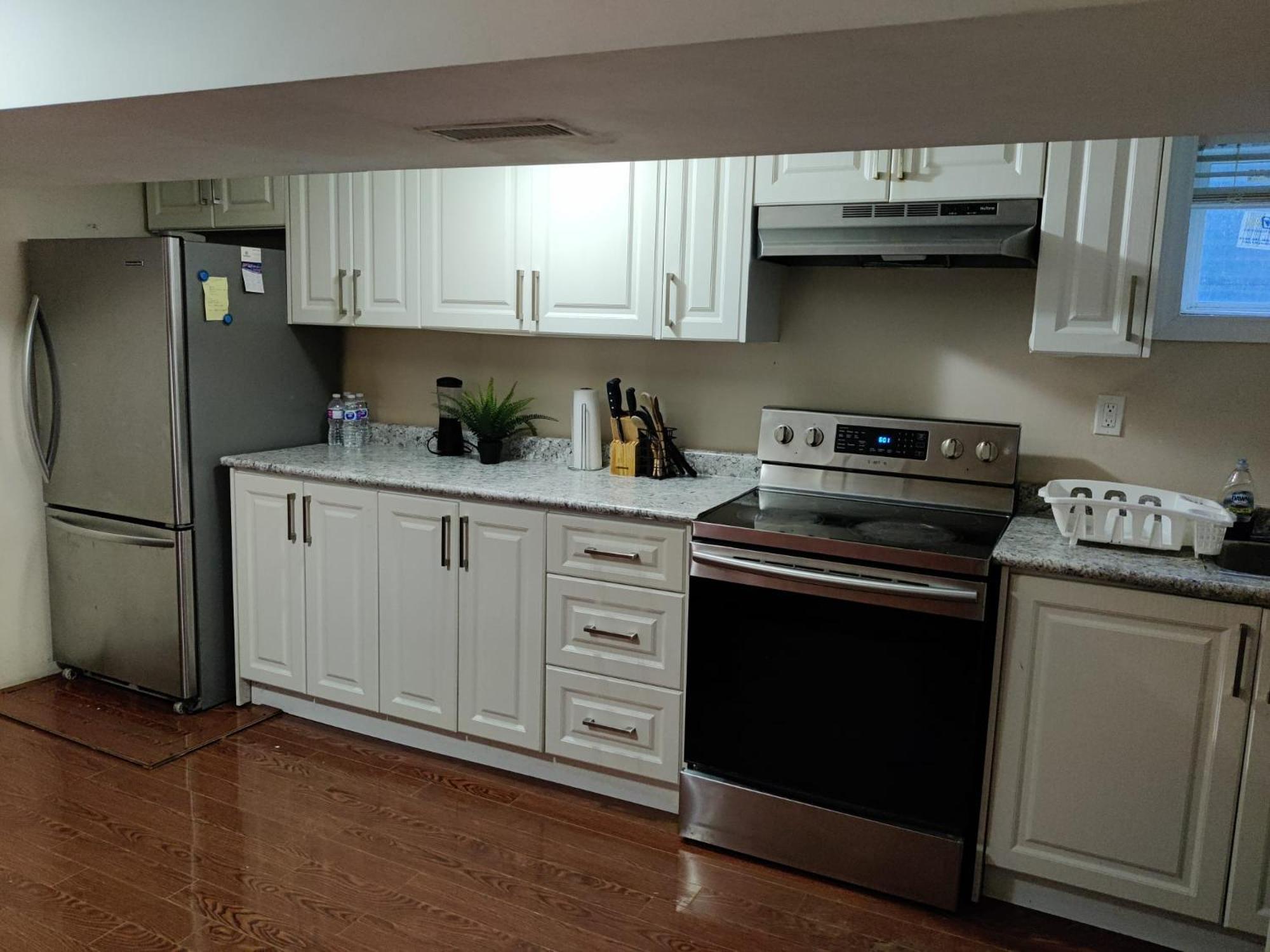Spacious Mbr Near Kennedy Subway & Go Homestay Toronto