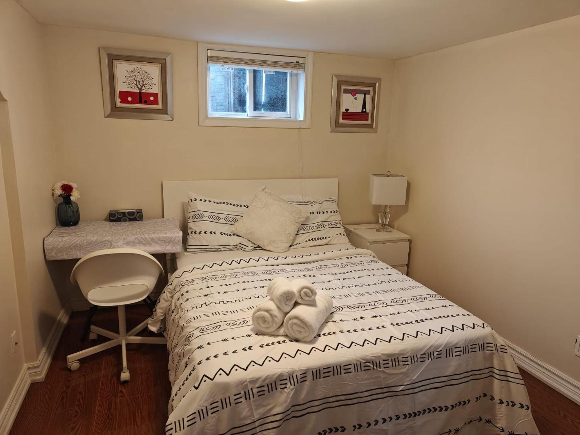 Spacious Mbr Near Kennedy Subway & Go Homestay Toronto