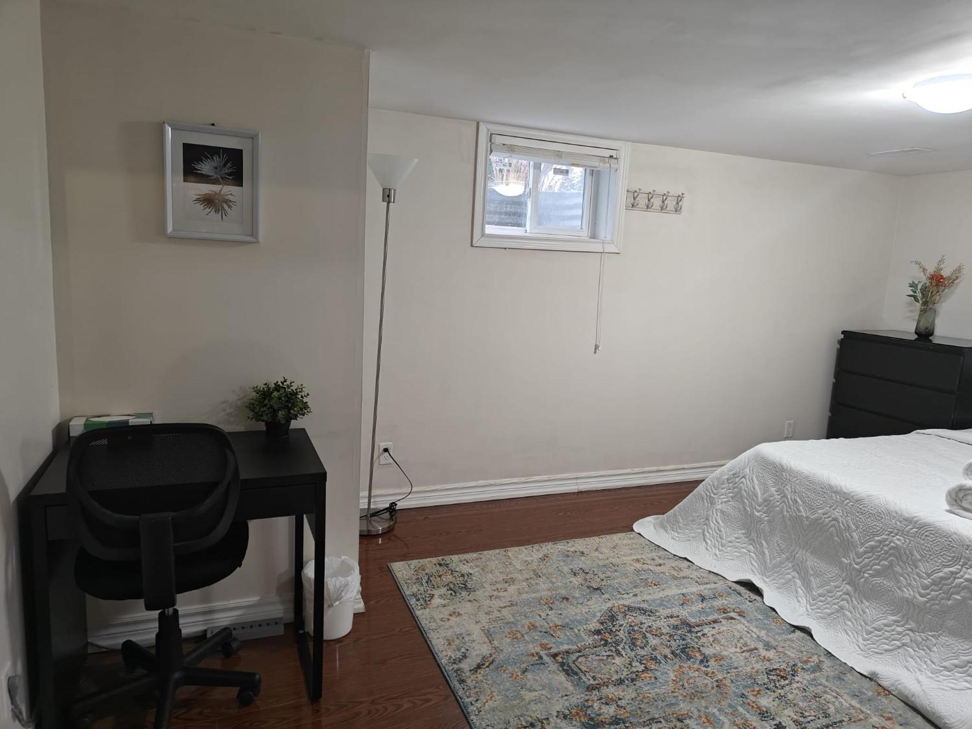 Spacious Mbr Near Kennedy Subway & Go